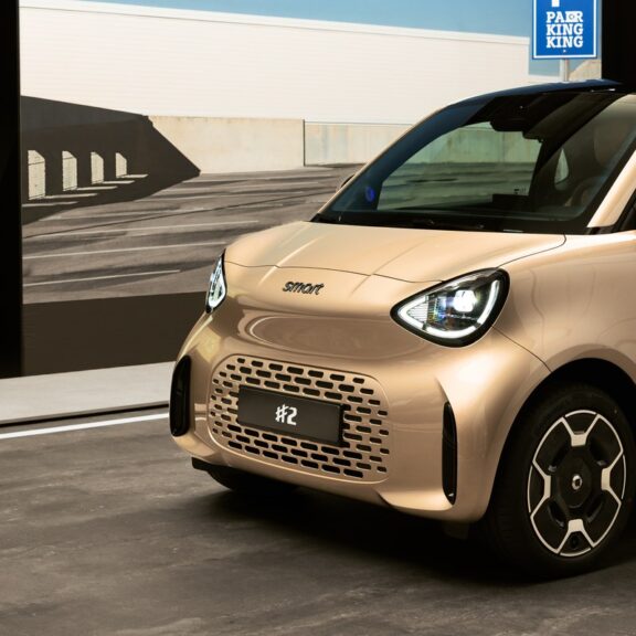 smart #2 de teinte champagne vue de trois quarts avant, devant un panneau « #2 » (image officielle smart)