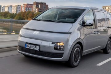 Hyundai STARIA Cargo gris en roulage sur un pont, devant les immeubles d’une ville (photo officielle Hyundai)