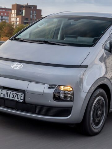 Hyundai STARIA Cargo gris en roulage sur un pont, devant les immeubles d’une ville (photo officielle Hyundai)