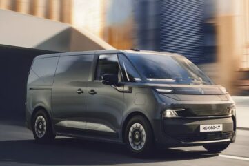 Utilitaire électrique gris foncé en roulage dans une rue de ville, vu de trois quarts avant (visuel officiel Renault)
